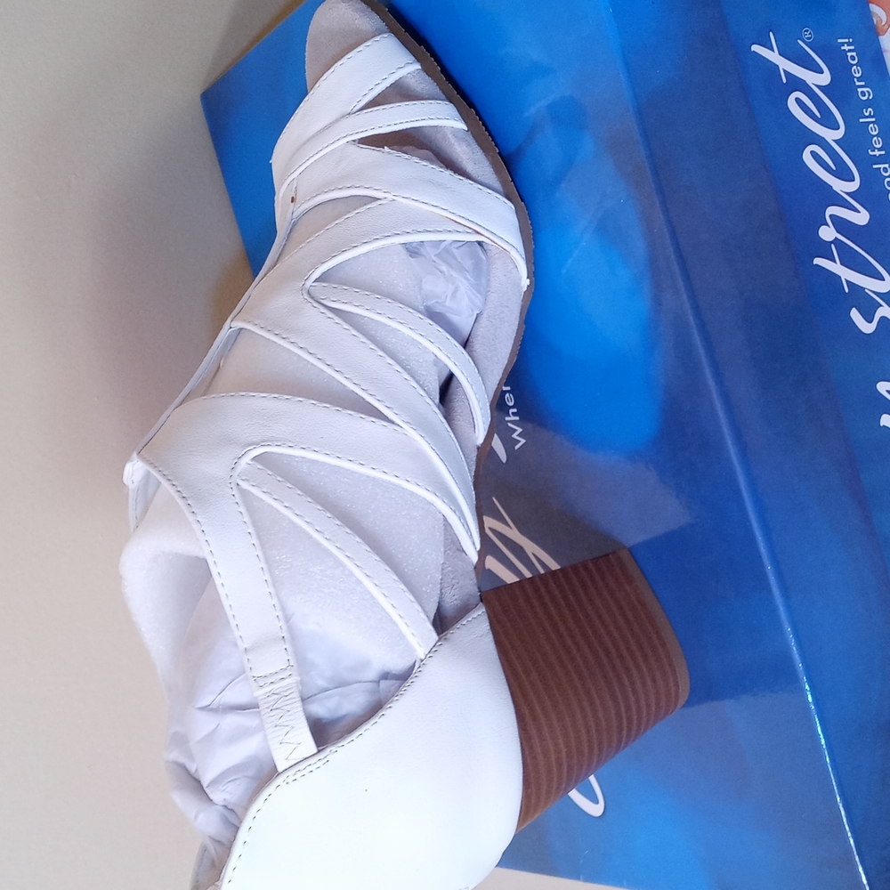 Easy Street Heels - Picture 4 of 5